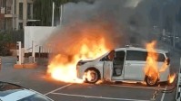 电车充电时突然冒烟起火 车主极限逃离：刚下车就爆燃