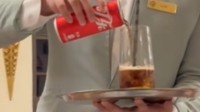 上海一饭店罐装可乐当面倒杯卖：50元一杯！