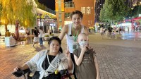 吴克群再回应帮患病母子上街卖花：善良是会传染的