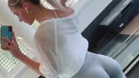 59岁李若彤健身房碾压小男生 好身材练出来的动态图