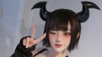 BW韩援Coser祝网友过的愉快：性感小恶魔发比耶照!