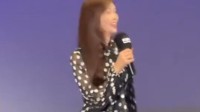 林志玲身穿黑色波点裙亮相颁奖礼 气质优雅