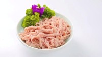 男子演示冻鸭肠制成鲜鸭肠 市监局已介入