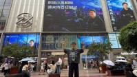 小高和刚上海行与商场大屏幕开心合影：他好得意！