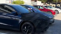 特斯拉廉价版Model Y曝光:中通道断开、后排屏幕没了
