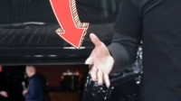 贾跃亭的新车发布视频被曝车头是P的！网友:真能糊弄