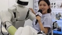 央视美女记者体验机器人公主抱 网友感慨：老有所依了