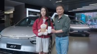 短剧女王徐艺真成小鹏G7车主 何小鹏亲自交付
