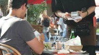 巴黎餐厅被曝专宰美国游客 对美国人多收一半费用