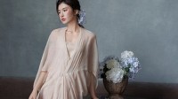 吴艳妮晒写真照庆生：落日归山海 所愿皆所成