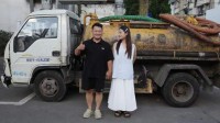 95后上班开粪车下班开奔驰走红 想把粪车当婚车遭拒