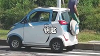 大妈私接红绿灯配电箱给老头乐充电 称