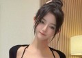 乘警给穿吊带女乘客发提示卡 夏天就要清凉的动态图