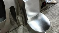 武汉地铁回应“座椅形似马桶”：灵感来自高跟鞋
