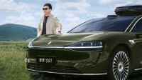 余承东亲当车模 享界S9T仙踪绿实车曝光：顶箱确实帅