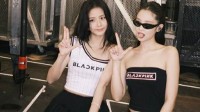 金智秀晒BLACKPINK纽约世巡合照 状态轻松不失美感
