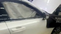 雷克萨斯高速上被货车爆胎吓到弹出气帘 女车主想退车