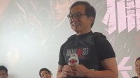 成龙收到阿祖定制版“Labubu”！梁家辉大感兴趣