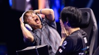 格斗选手憾负EVO半决情绪爆炸：捂头尖叫反应癫狂