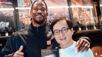 成龙获赠巴特勒勇士球衣!亲自指导巴特勒练功!