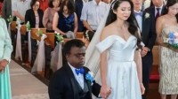 1.62米女子嫁给1.2米印裔男子 网友质疑照片是AI生成