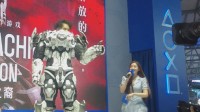不是，真有游戏制作人穿机甲上台演出？