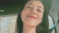 高圆圆晒自拍角度清奇登热搜 松弛感满满
