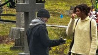《蜘蛛侠4》片场泄露照：荷兰弟赞达亚在墓地同框