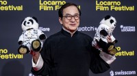 成龙获洛迦诺影节终身成就奖 身着唐装、熊猫玩偶出席