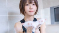 被学姐表白强吻一小时 哪有人穿泳衣洗澡的囧图