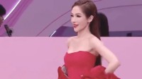 46岁萧亚轩瘦成“纸片人” 网友担心健康状态