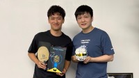 周冠宇晒与樊振东同框照:背靠皇马球衣 互赠签名礼物