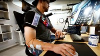 主播自制“物理外挂”电击肌肉玩CS2!坚称并非作弊