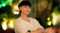 黄子韬直播辟谣退出朵薇传闻 只是把控股权给了妈妈