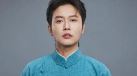 德云社相声演员孟鹤堂官宣当爸：晒一家三口牵手照