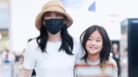 梅婷生了个小梅婷 机场同框母女俩好似复制粘贴