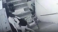 女子冲刺拥抱男友力太大坠楼身亡 男生命垂危抢救中