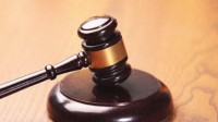 男子扶老人却致他人骨折 被要求赔5万元法院驳回