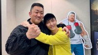 韩国猛男马东锡与张艺兴合影：相互搂抱小鸟依人