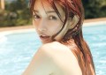 女孩在社交网络晒性感照 突然穿起白丝的囧图