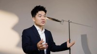 罗永浩曝董宇辉收入：自立门户后年入二三十亿