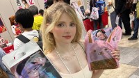 碍事梨体模便服逛展：清凉小短裙甜美可爱