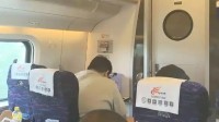 乘客吐槽高铁邻座400斤男子致拥挤 12306回应