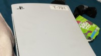 玩家将坏的PS5交给知名商店维修：竟修成了战损级！