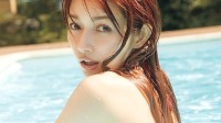 女孩在社交网络晒性感照 突然穿起白丝的囧图