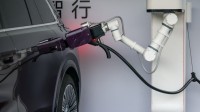 问界M8纯电版机械臂超充实车演示：解决充电痛点