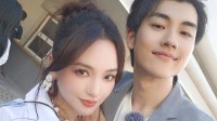 金莎男友和美女牵手亲密互动 本人辟谣连发“不是我”