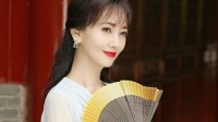 赵雅芝将粉丝送的400封信签名回寄 已互通信几十年