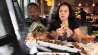 美食博主探店受伤：录像曝光 被一辆SUV撞进饭店卡座