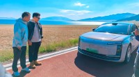余承东新疆偶遇京A尊界S800：现场客串鸿蒙智行客服